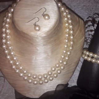 Fertigung eines 3 teiligen Sets aus einer sehr langen Perlenkette "Choker" genannt. Ohrringe mit Schweizer Haken in 925/-Silber, Armband und Kette 2 reihig mit Karabinerverschluss 925/-Silber